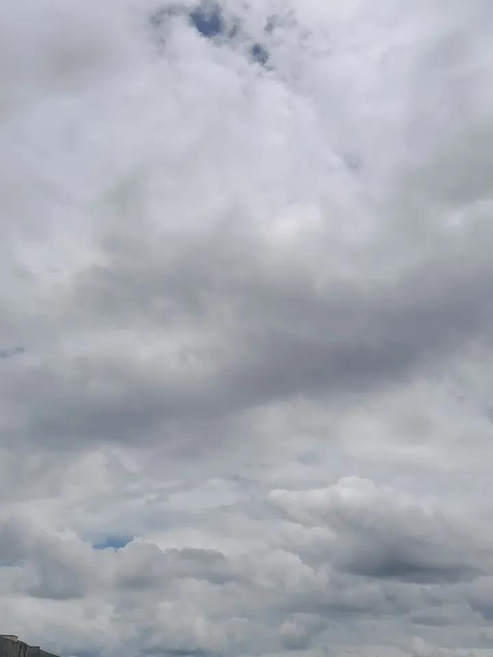 云翻滚，
蓝天只在厚厚的云层中
露了半个脸。
像是在偷看，
云层下面
的秘密。