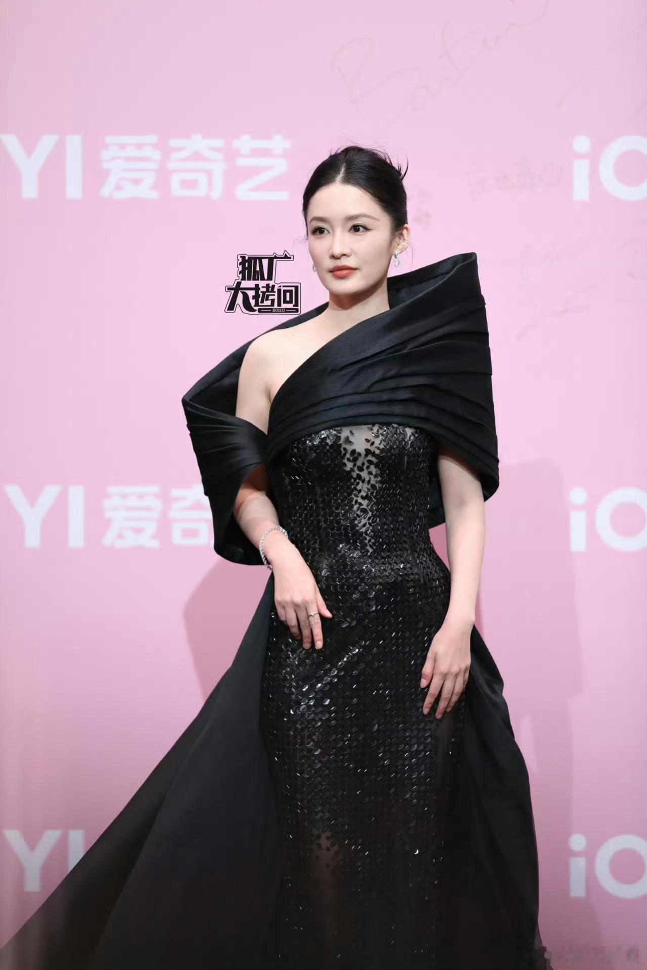 真的比较喜欢李沁的，剧也不错，人也好看（大气的），就是她的每次礼服….我都吐槽到