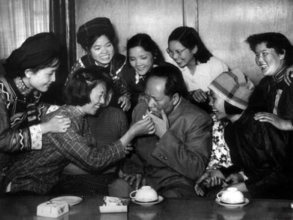 吸烟怎么了？我就爱看伟人吸烟的照片，雄姿英发。 ​​​