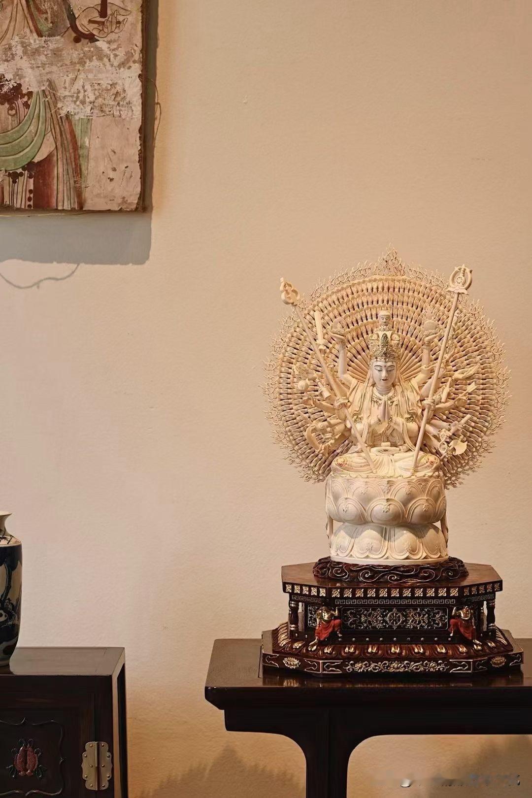 千手层叠，如屏风般向两侧展开，繁而不乱，密而有序。

观音结跏趺坐，双手合十，面