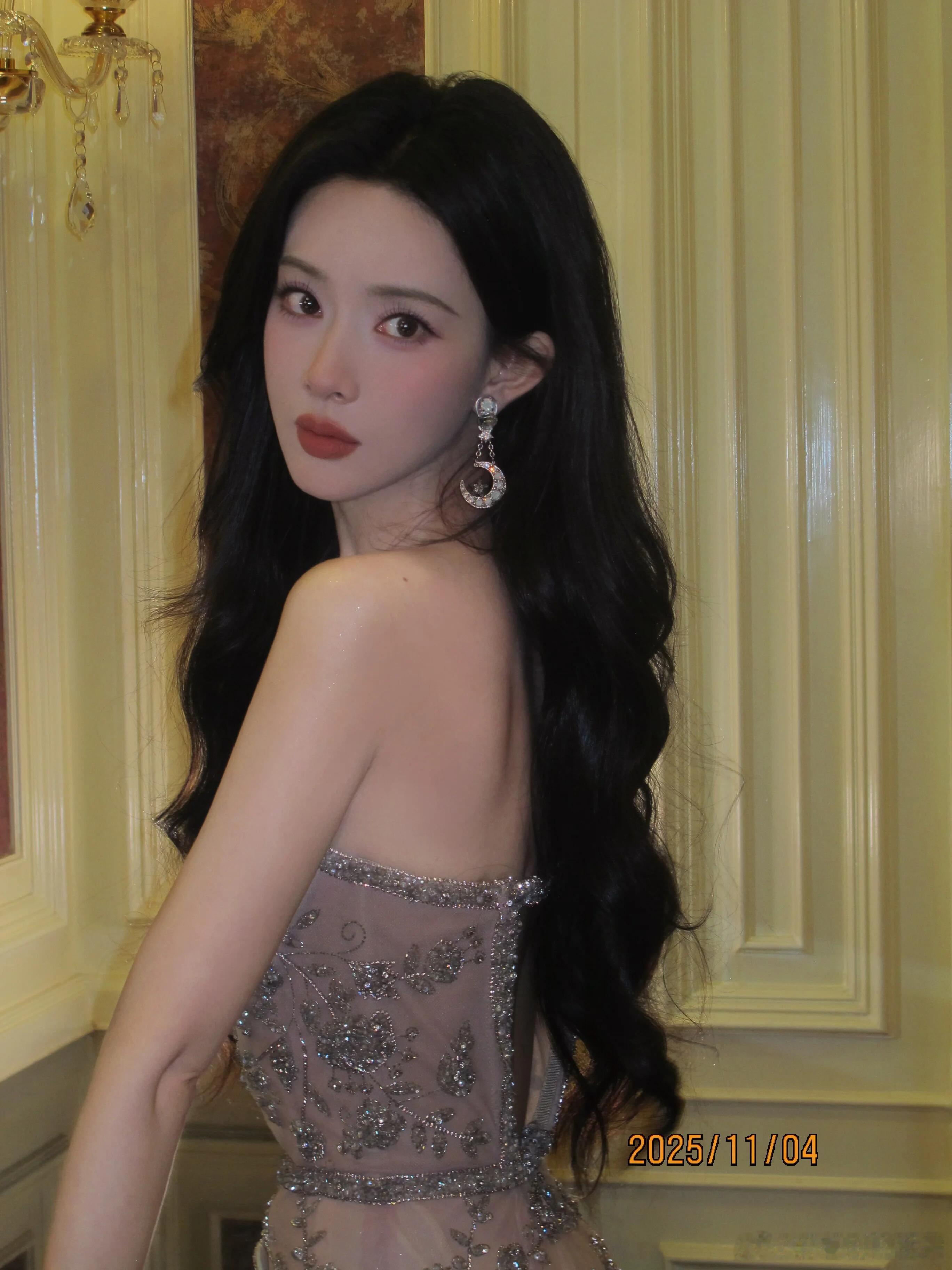 孟子义[超话]  孟子义今天贵气大小姐✨黑长直卷了卷贵气感直接翻倍💇‍♀️配露