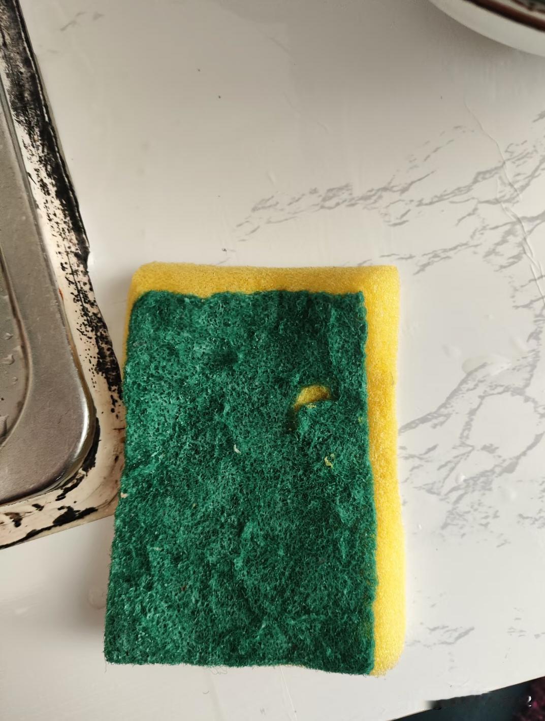 避雷这种洗碗刷。
好难用啊，碰到油就凝固在上面了，基本用两三次就得扔，这玩意不是