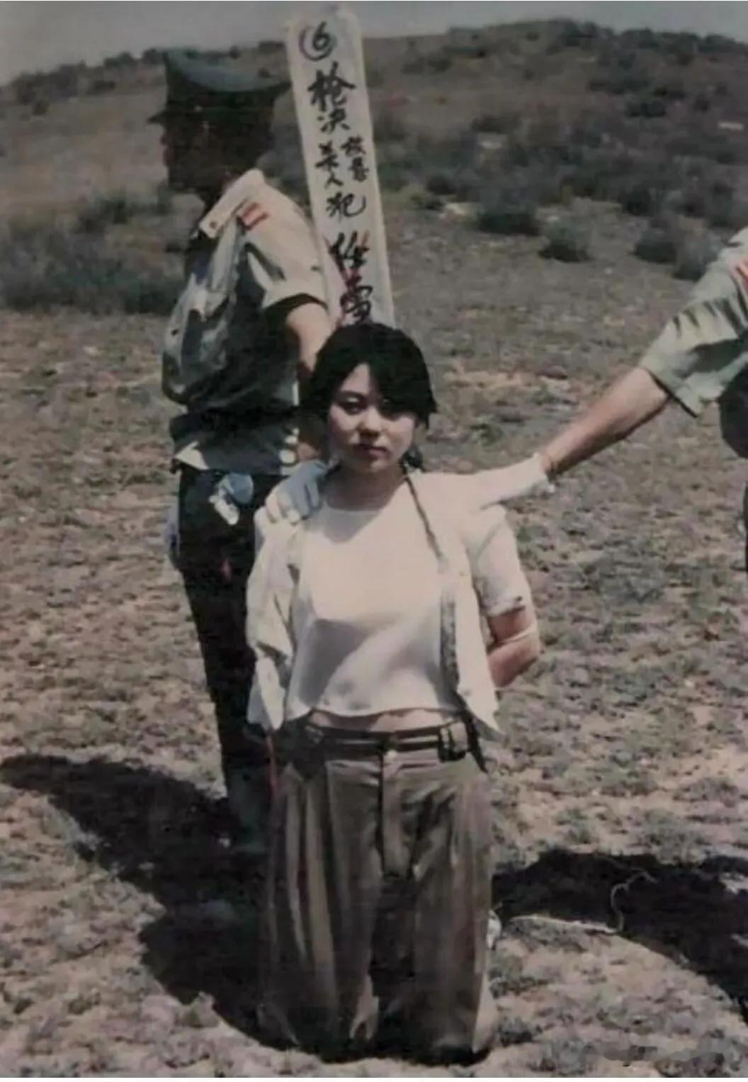 1993河南刑场绝响！23岁任雪临刑提特殊请求，一句低语藏尽一生悲凉
 
 
1