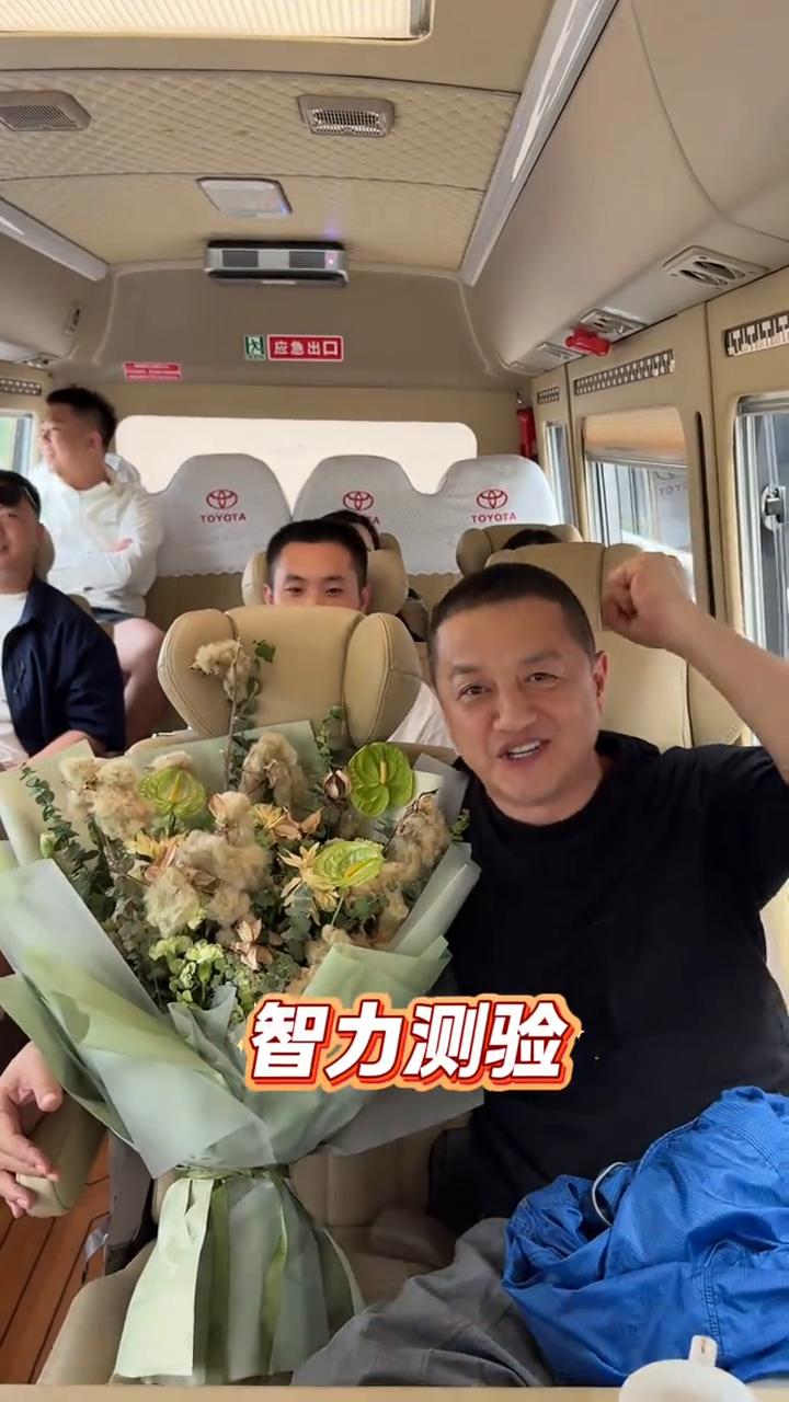 快问快答：智力测验。
有一样东西你们每个人都知道，并且今天每个人都还随身携带着，