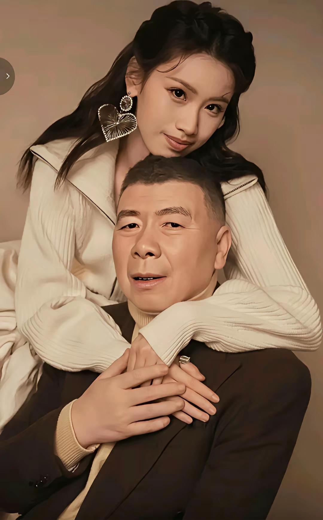 徐朵是养女，有点像冯导，但不能说长得像就是亲生的，你发现没有，熟人里边，凡是养大