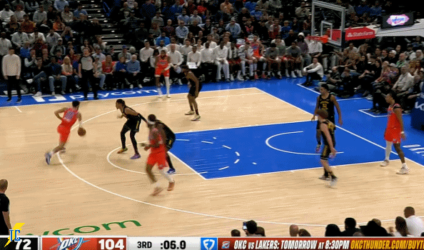 三节结束前米切尔单打理查德打成2+1，马戴在场边一顿比划还以为有啥战术要打哈哈！