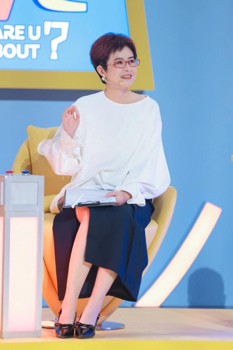 42岁的央视主持人张泉灵辞去工作后，趁着60岁的丈夫不注意，带着存款147万，前