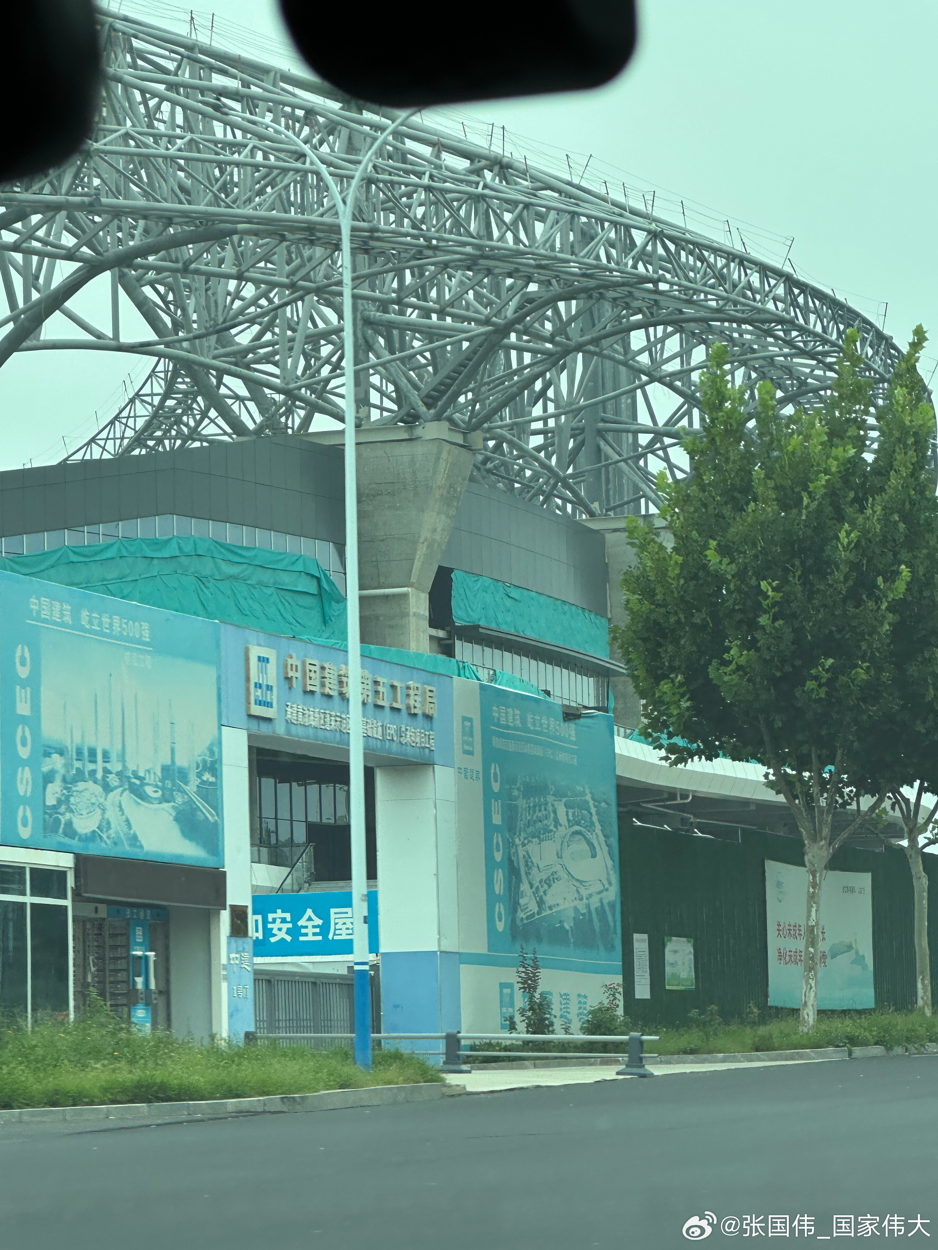 蓬莱现在还没有一个田径场，大家都在一个放弃的田径场活动和锻炼。期待新的田径场建成