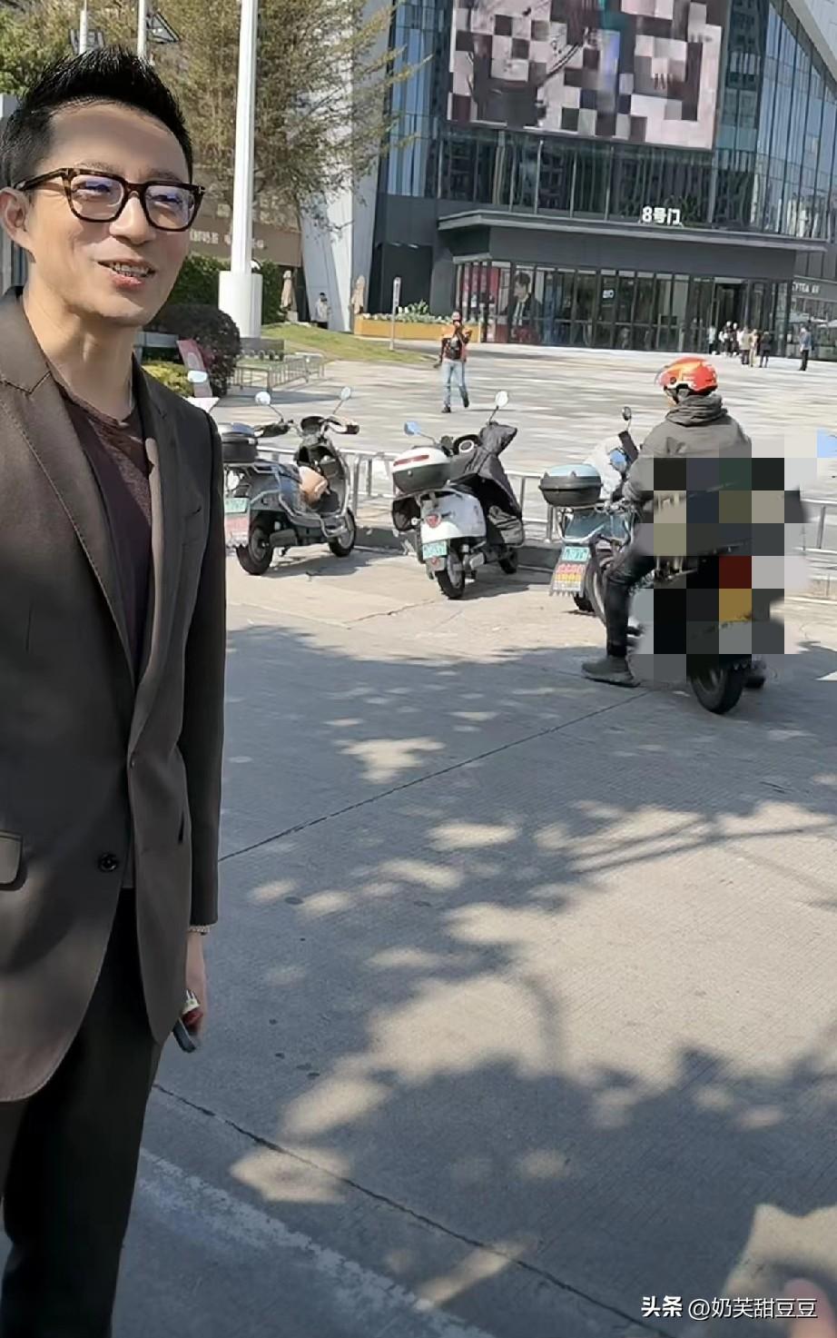 小菲要回湾湾了！他说，从泉州飞湾湾也就一个小时，下飞机就能到月子中心！他说，太近