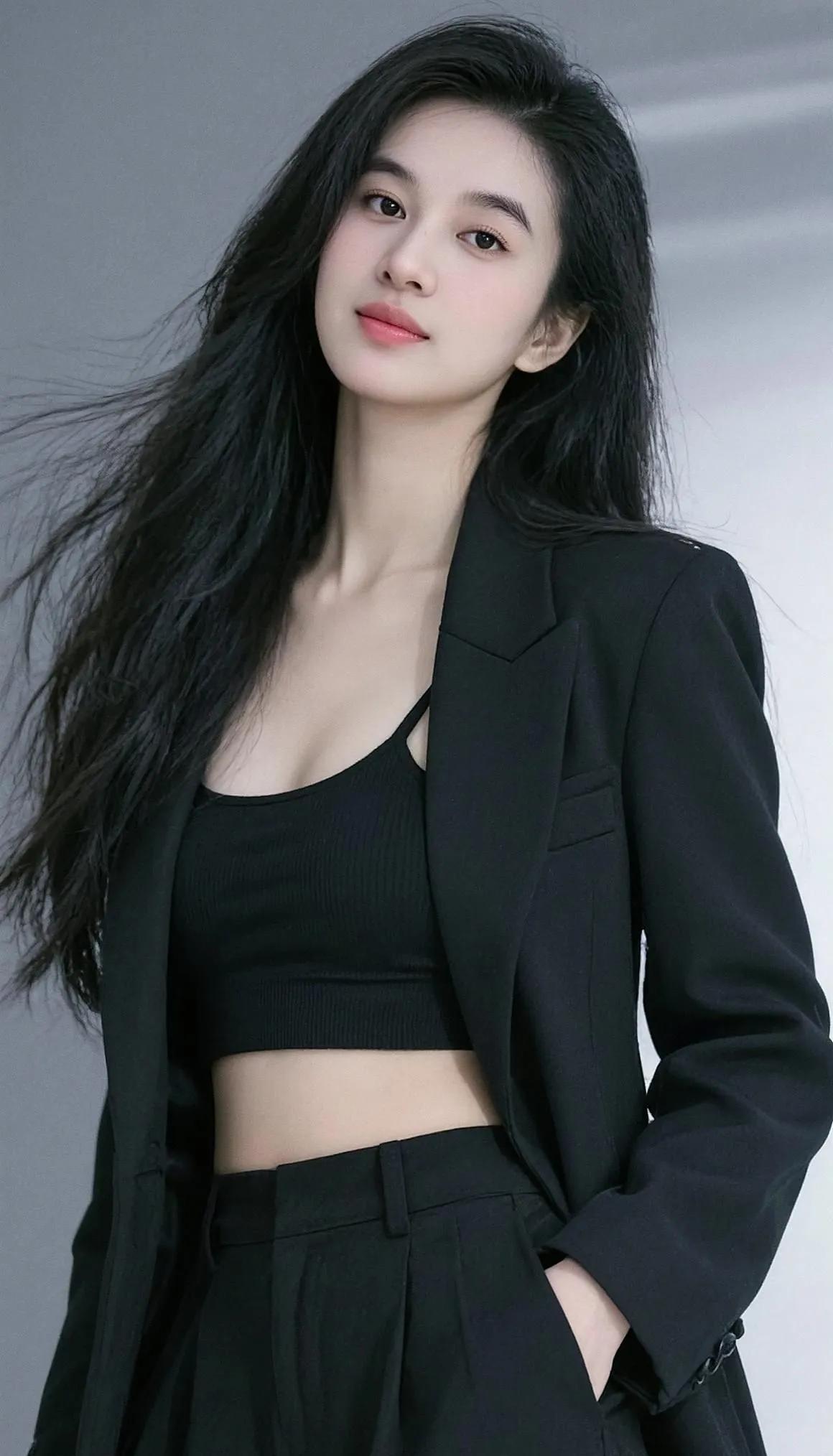 黑色西装外套搭配黑色内衣，性感又优雅，完美展现女性魅力！