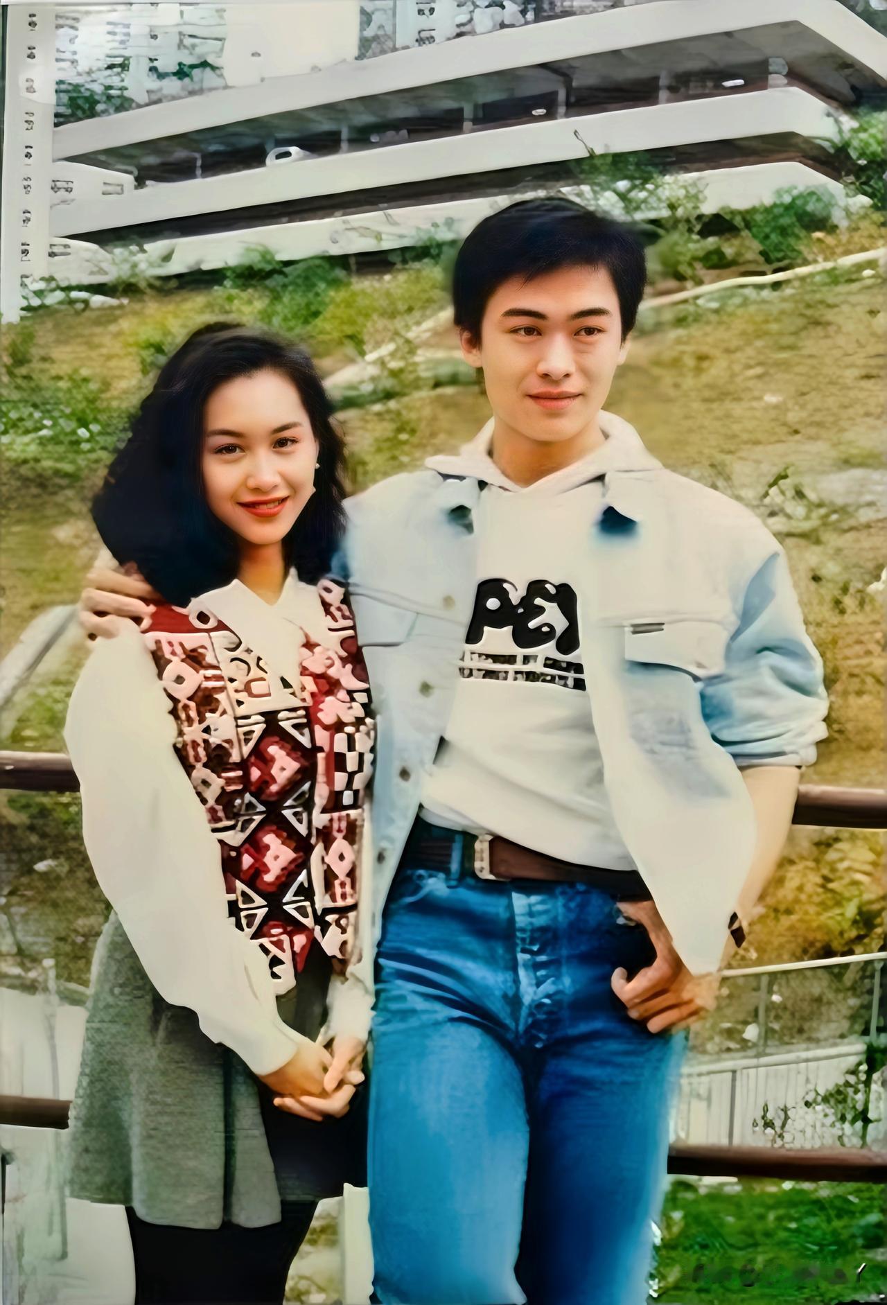 这是1993年樊少皇与朱茵的合影，当时樊少皇20岁，非常帅气。朱茵22岁，正处于