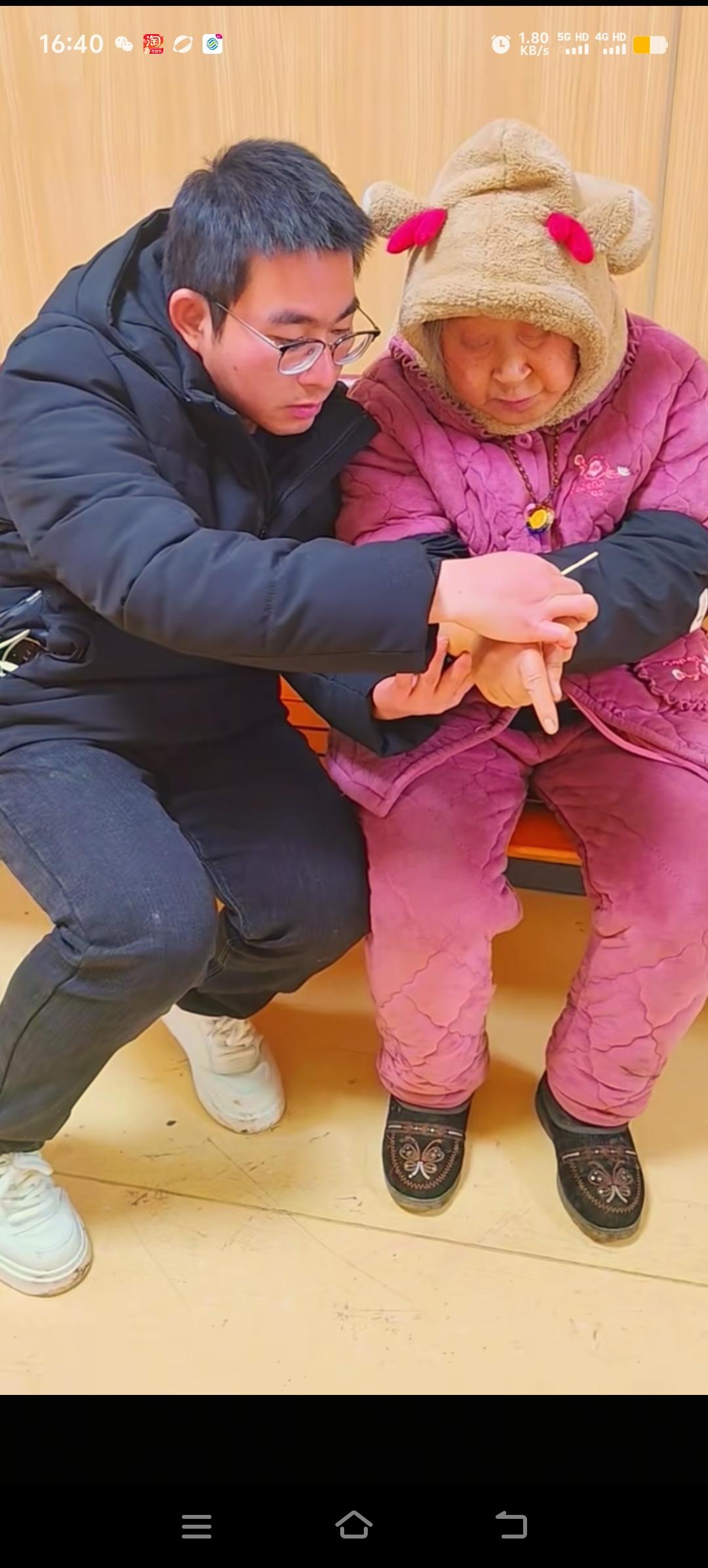 胡龙一回到家，便带着妈妈去做身体检查。这份感恩与孝敬，是刻在骨子里的善良。然而，