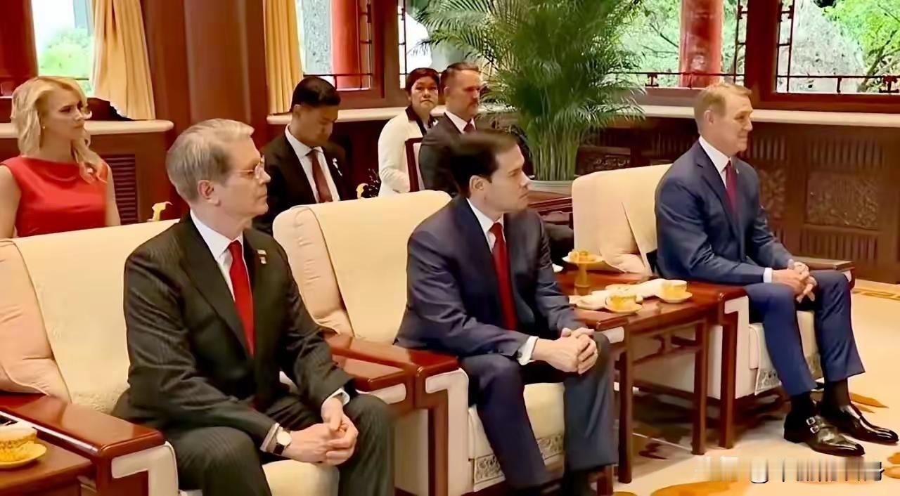 美国代表团来华，坐姿全变了！
​都说他们出访时从不讲规矩，二郎腿跷得老高，可这次
