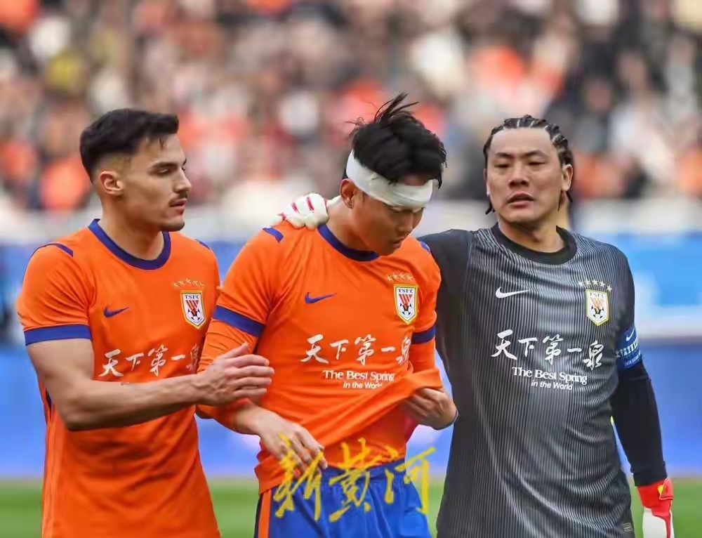 收获开门红，泰山队需要延续上升势头！中超泰山队韩鹏拥抱李金羽 握手、拥抱，笑容绽