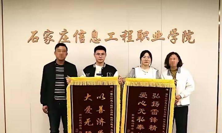 2024年，河北2名大学生坐网约车，然而刚走1公里，司机就把车停在路边，对他们说