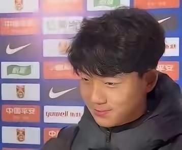 国少虽然4-0拿下了孟加拉，有谁注意到万项的位置，全场隐身？上半时，万项更多的出