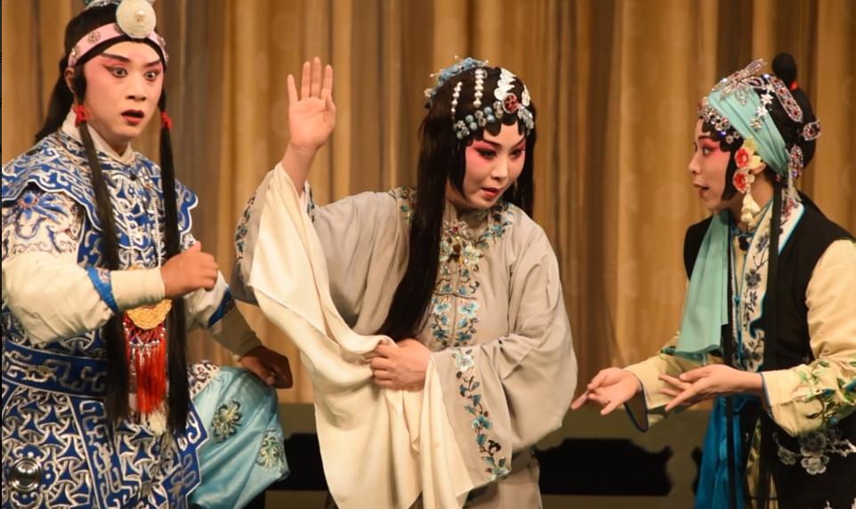 《乾坤福寿镜》是一部京剧传统剧目，表演技法、人物刻画和程式技巧都达到了精妙绝伦的
