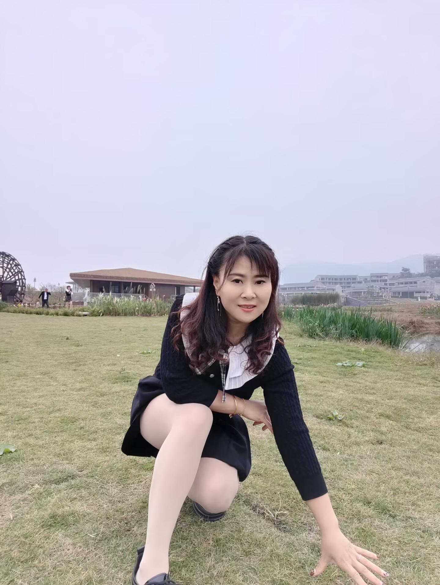 世界上最幸福的事，大概就是，你想的人也在想你，你爱的人也刚好爱你，有人...