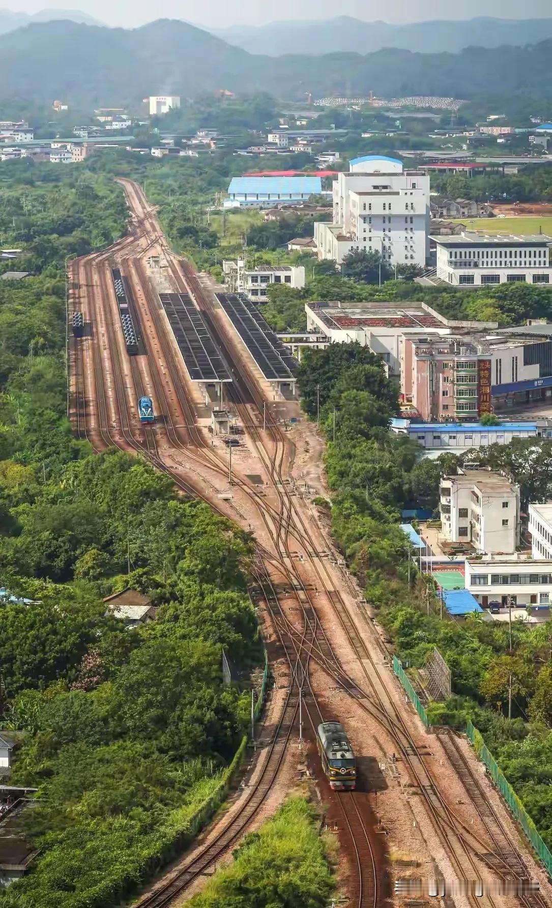 空中航拍视角下的广梅汕铁路梅州火车站。在高铁通车之前，梅州就这么一条单线非电气化