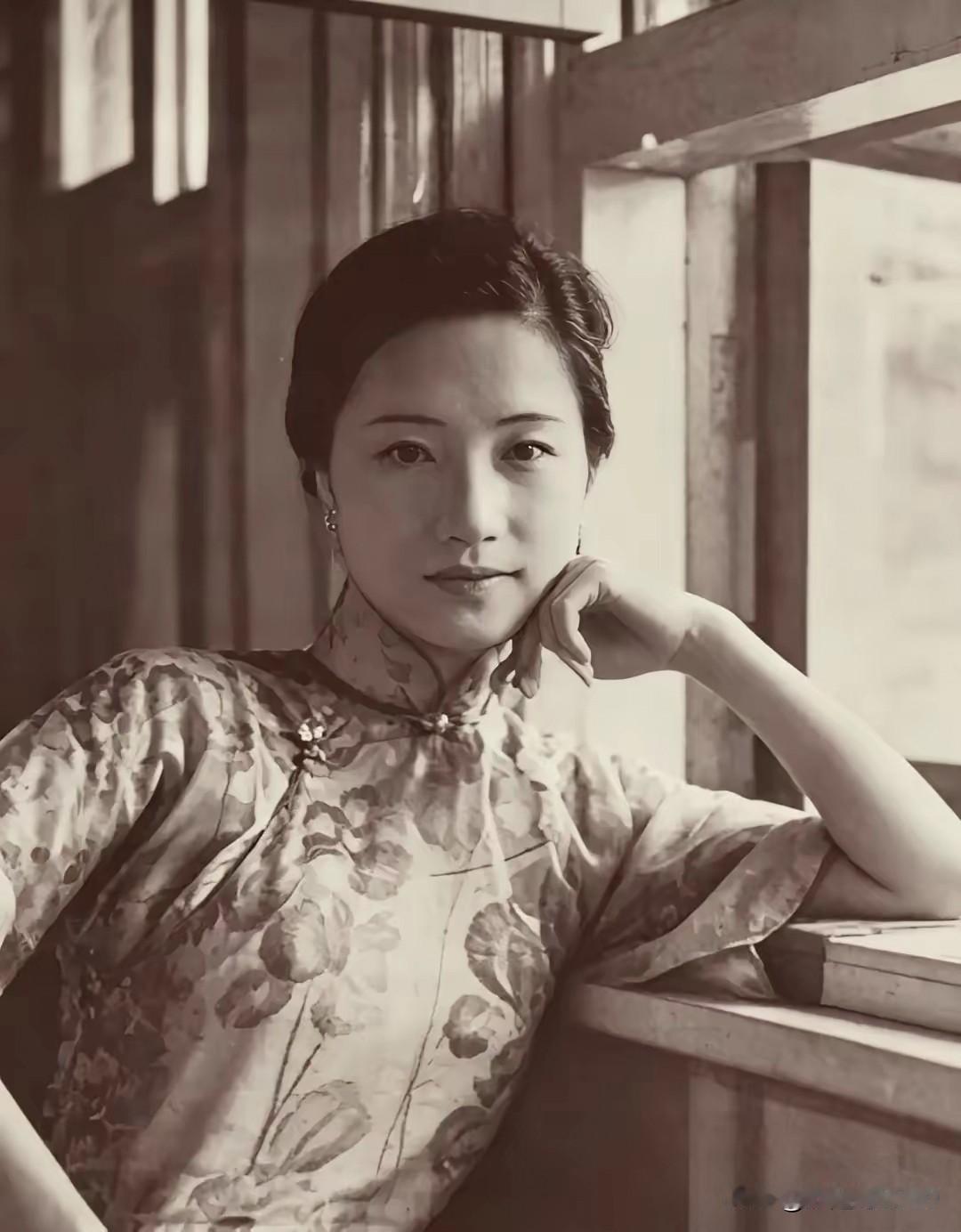 这是徐志摩的妻子陆小曼的真实照片，徐志摩的眼光确实是很好，陆小曼巅峰时期的颜值着