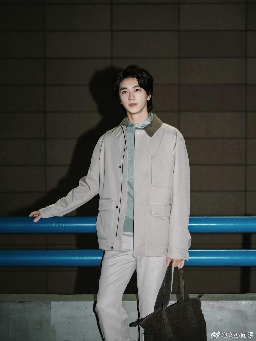 许魏洲时装周出发被夸害羞了许魏洲这机场大片，酷帅到没边儿，妥妥帅度超标。可一离开