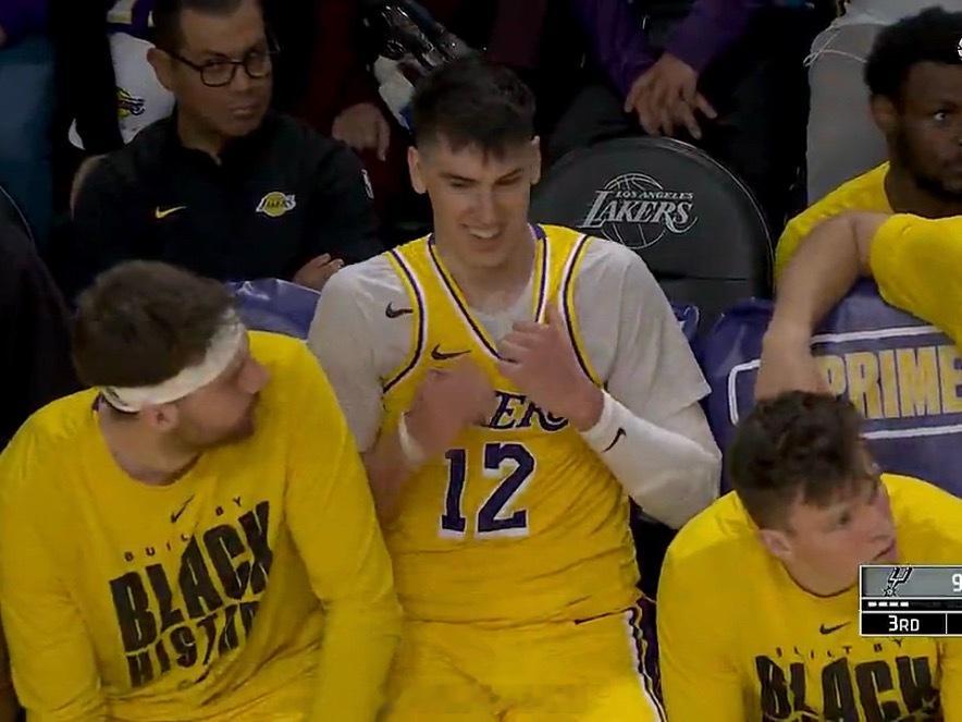 拉拉维亚被罚下！ 