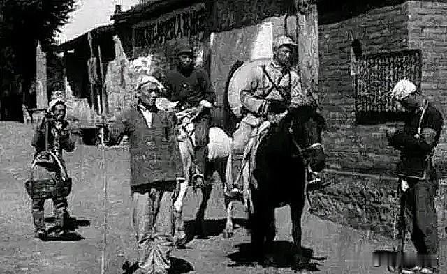 1938年，八路军王金英因为病重，被秘密送回家乡休养，不料邻居却跑去告密，鬼子直