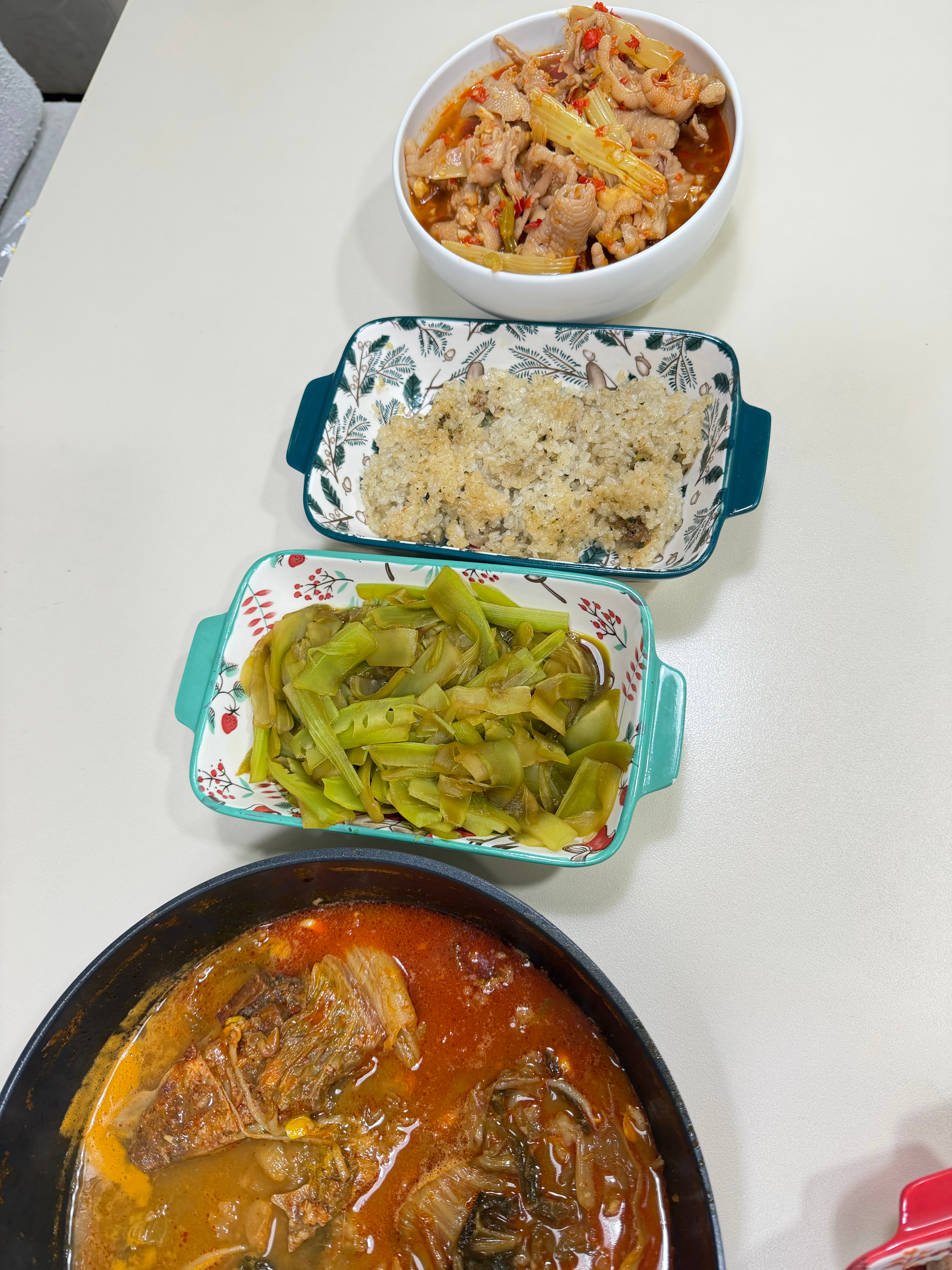 懒的做饭的时候就是整理冰箱的日子今日份晚餐把之前剩的鸡爪子拿出来又做了酸辣无骨鸡