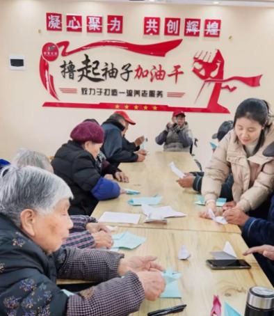 警惕！“躺平”之风！
瞧瞧人家70岁的老人，染发、办假身份证，将年龄减8岁，只为