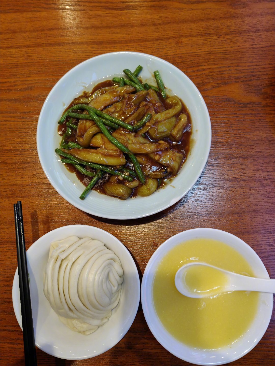今晚老胡又去附近餐馆吃饭。经常有人认出我，而且第一句话总是问：您炒股咋样了？真是