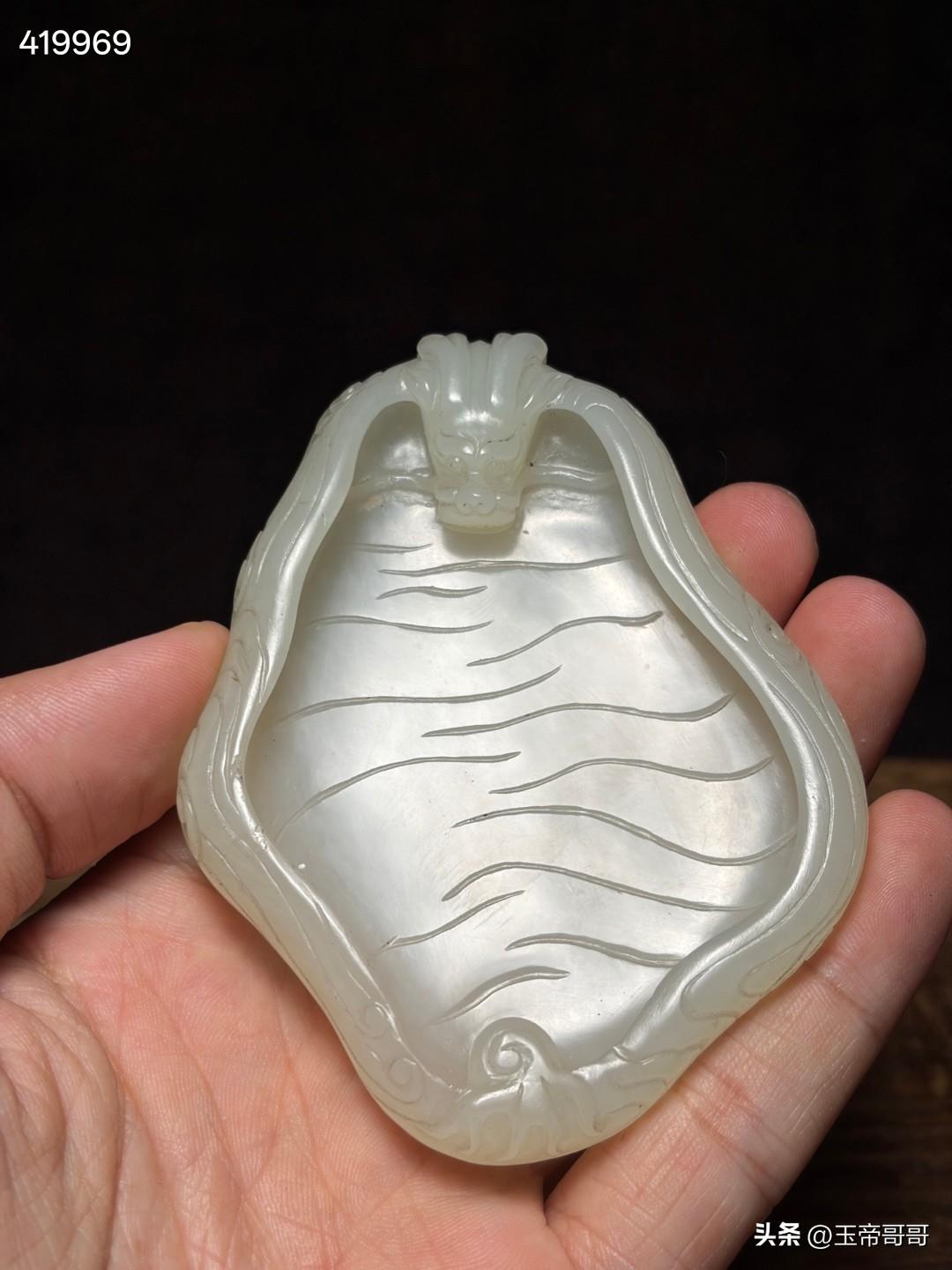 清和田玉龙纹笔舔
尺寸9×7×1.4厘米