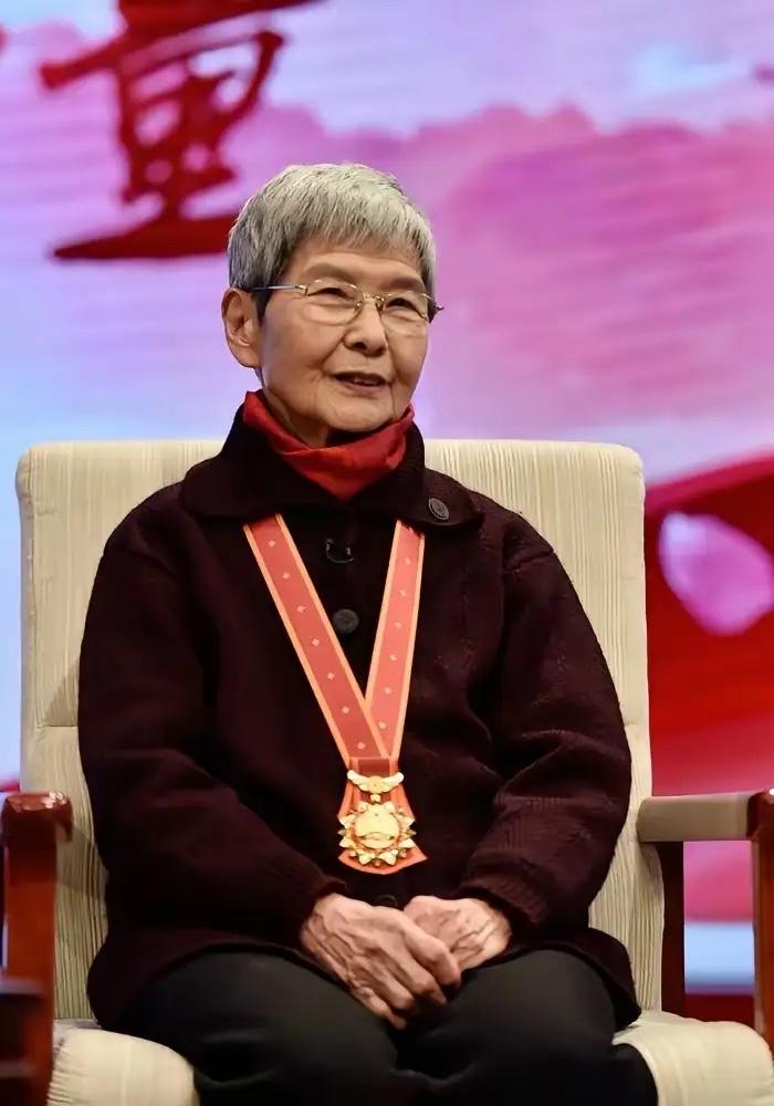 全网震怒！极致讽刺！一辈子守护敦煌的国宝院长年薪20万，24岁外籍主播一年狂拿9