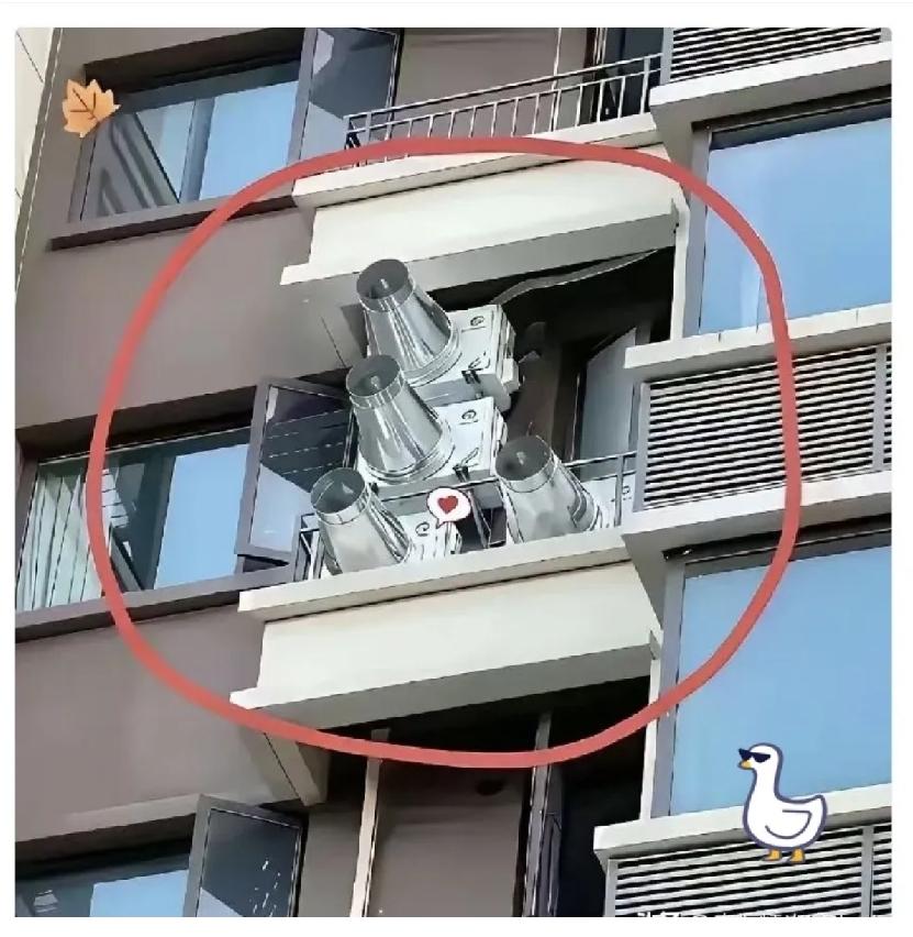 安徽，一男子出差回家，感到家里闷热，连忙推开窗户，突然，看见对面住户的墙外安装了