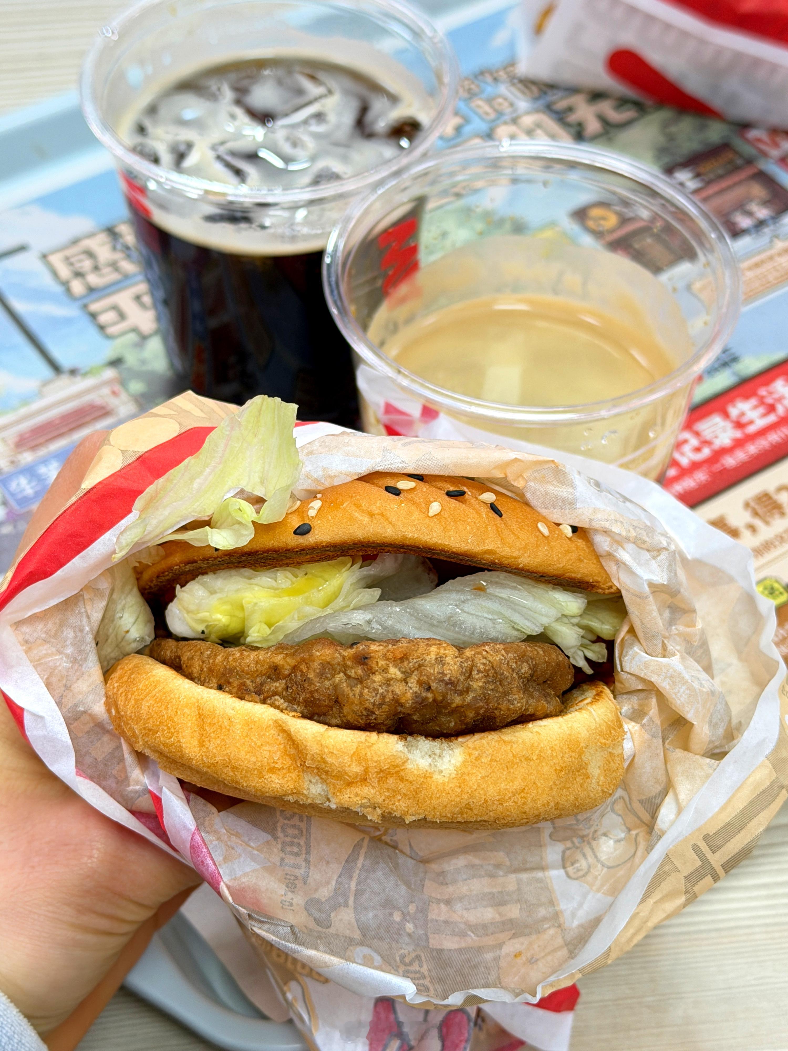 咖啡价格被华莱士打下来了华莱士的咖啡月卡真的惊到我了！9.9包月，最多能喝210