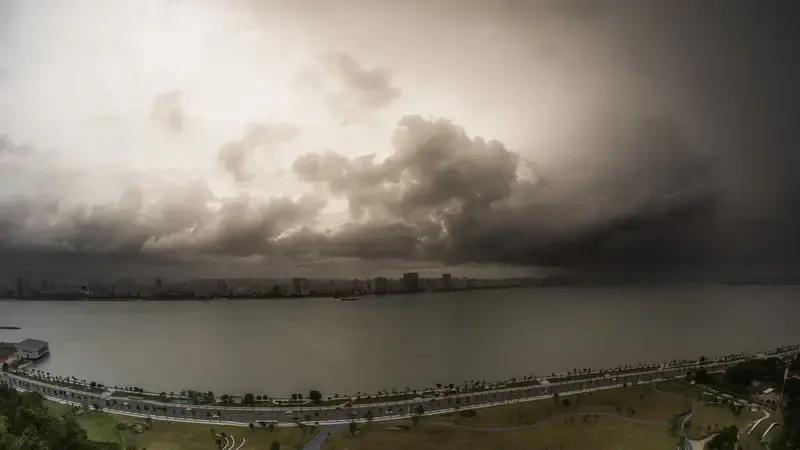 细雨悠悠敲旧瓦，
粗雹阵阵打新屋。