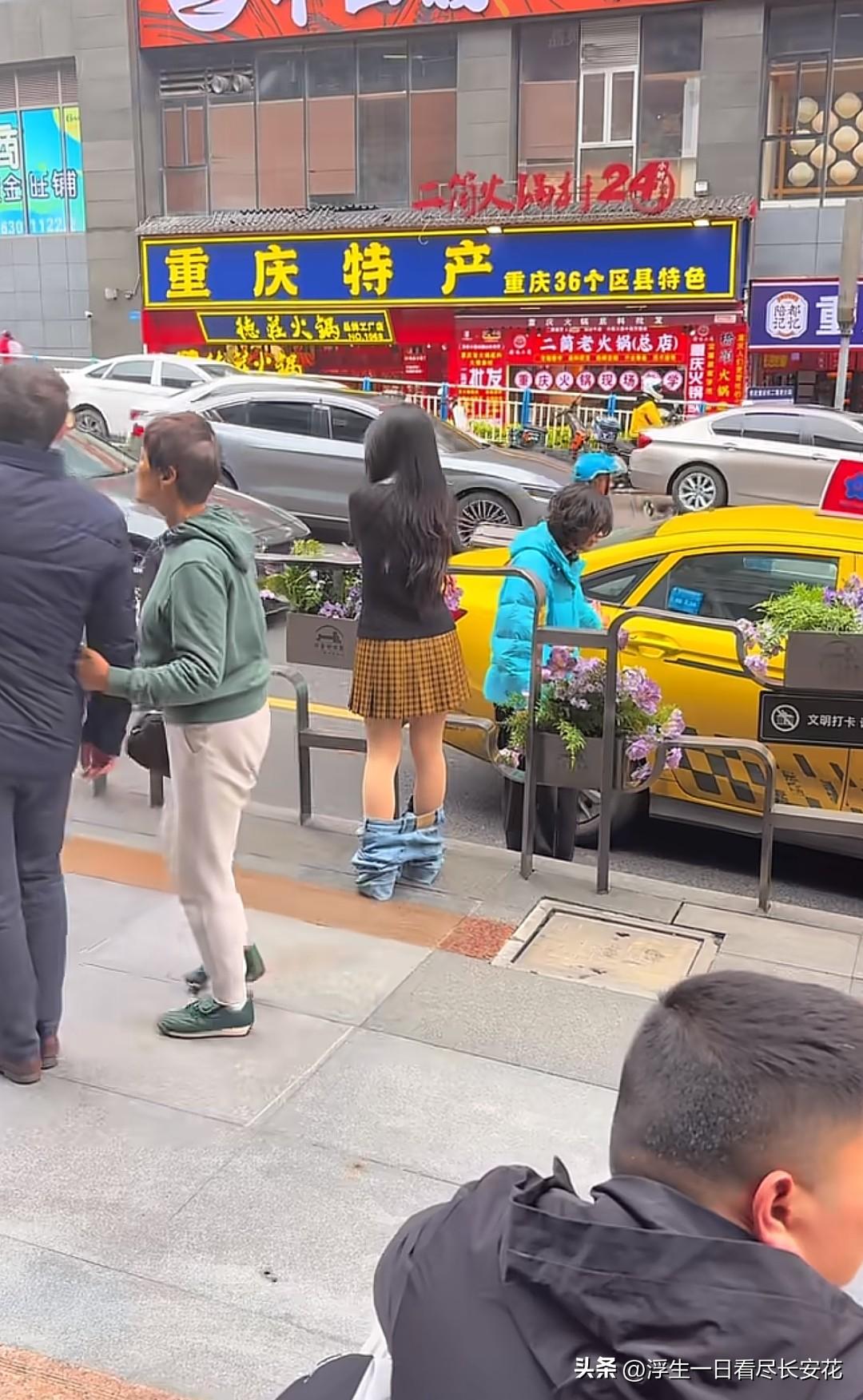 重庆街头的“半裙半裤”：不是潮流，是打工人的拍照刚需

最近在重庆街头看到一个有