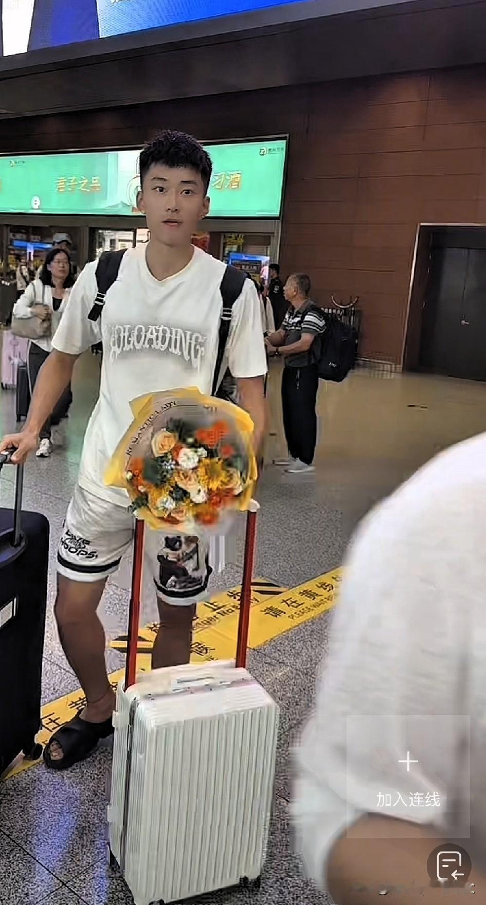 瑞琪低调抵达沈阳！天赋不输徐杰胡明轩，辽篮后场内卷正式开启！有球迷接机，平易近人
