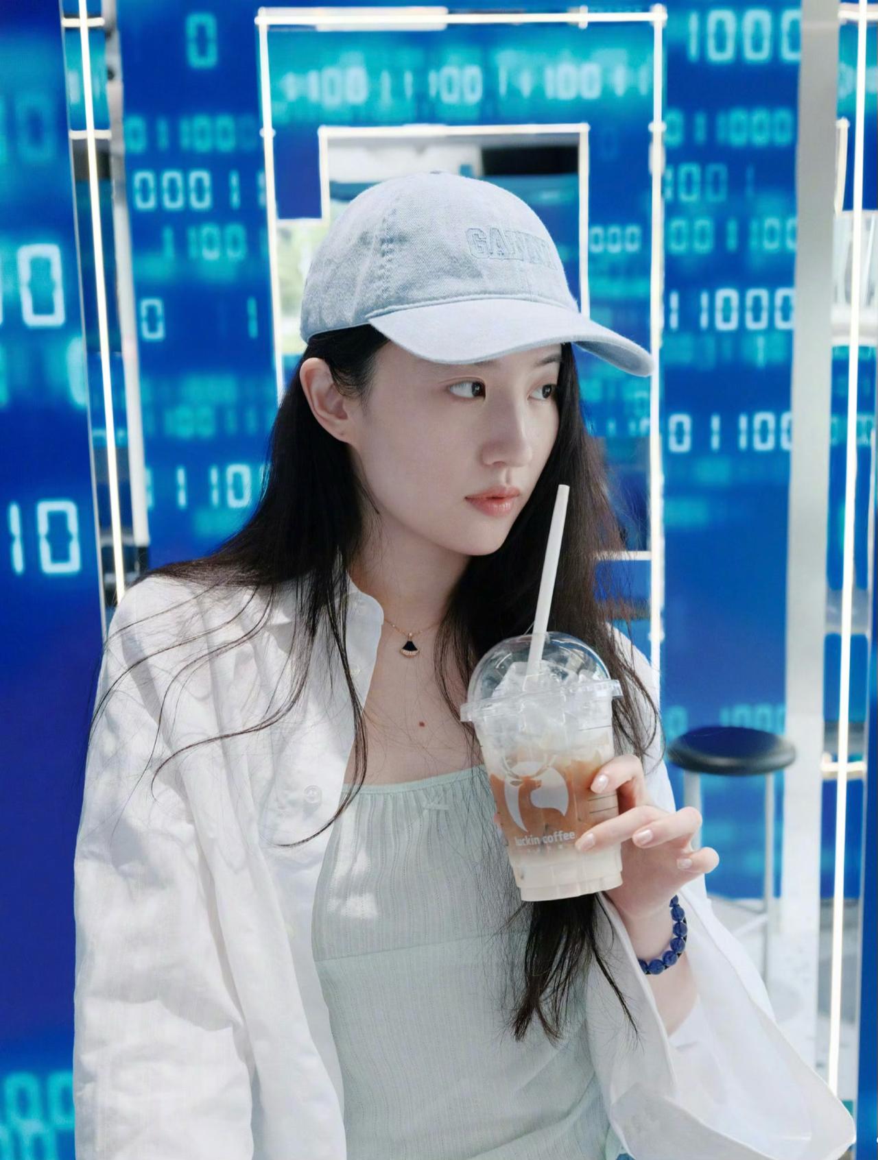 不得不说，内娱真正的素颜天花板，还得是“神仙姐姐”刘亦菲！全程‌纯素颜出镜‌，无