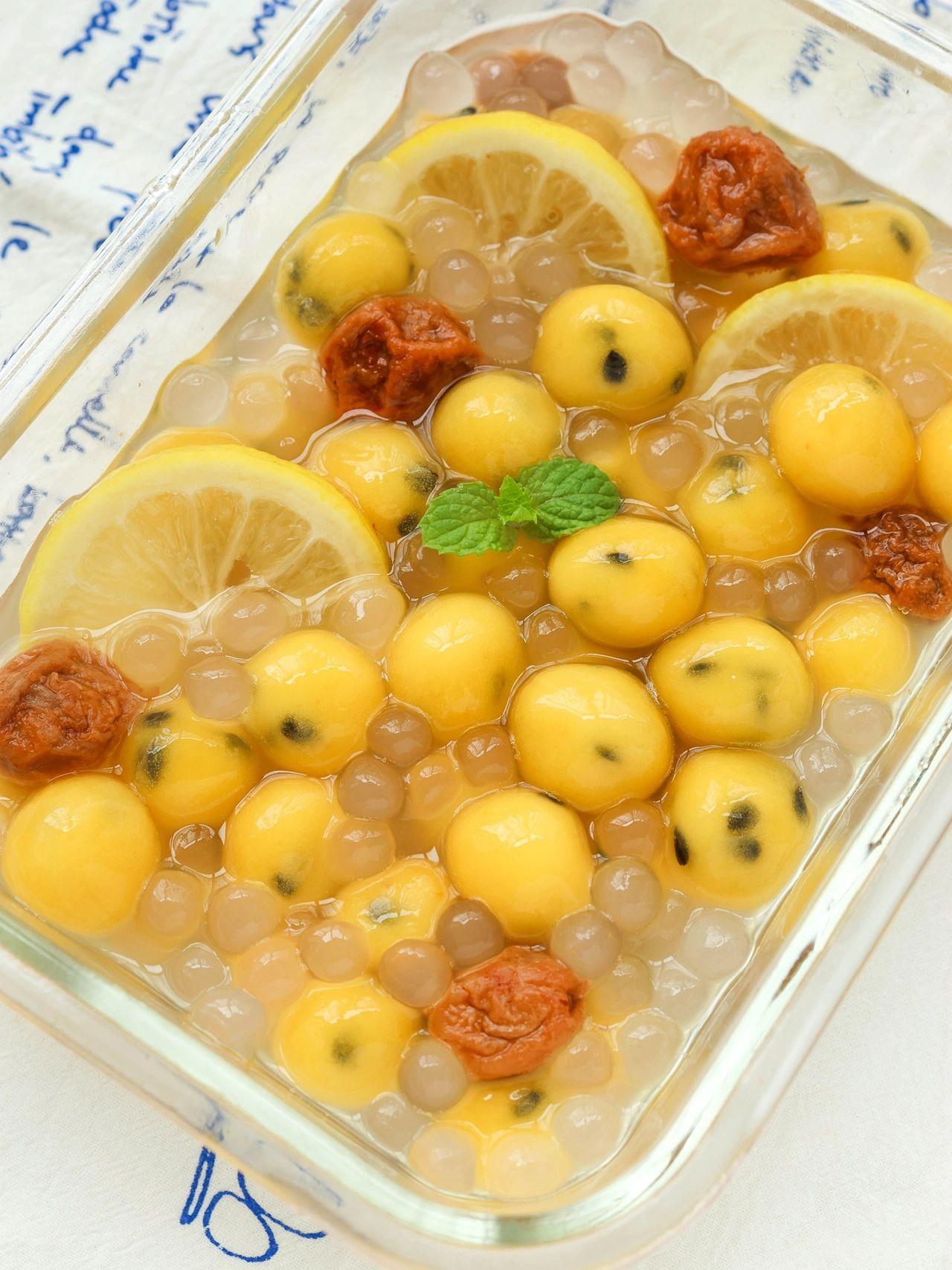 夏日清凉小甜品，百香果啵啵西米露
夏日清凉小甜品，百香果啵啵西米露，酸酸甜甜、Q