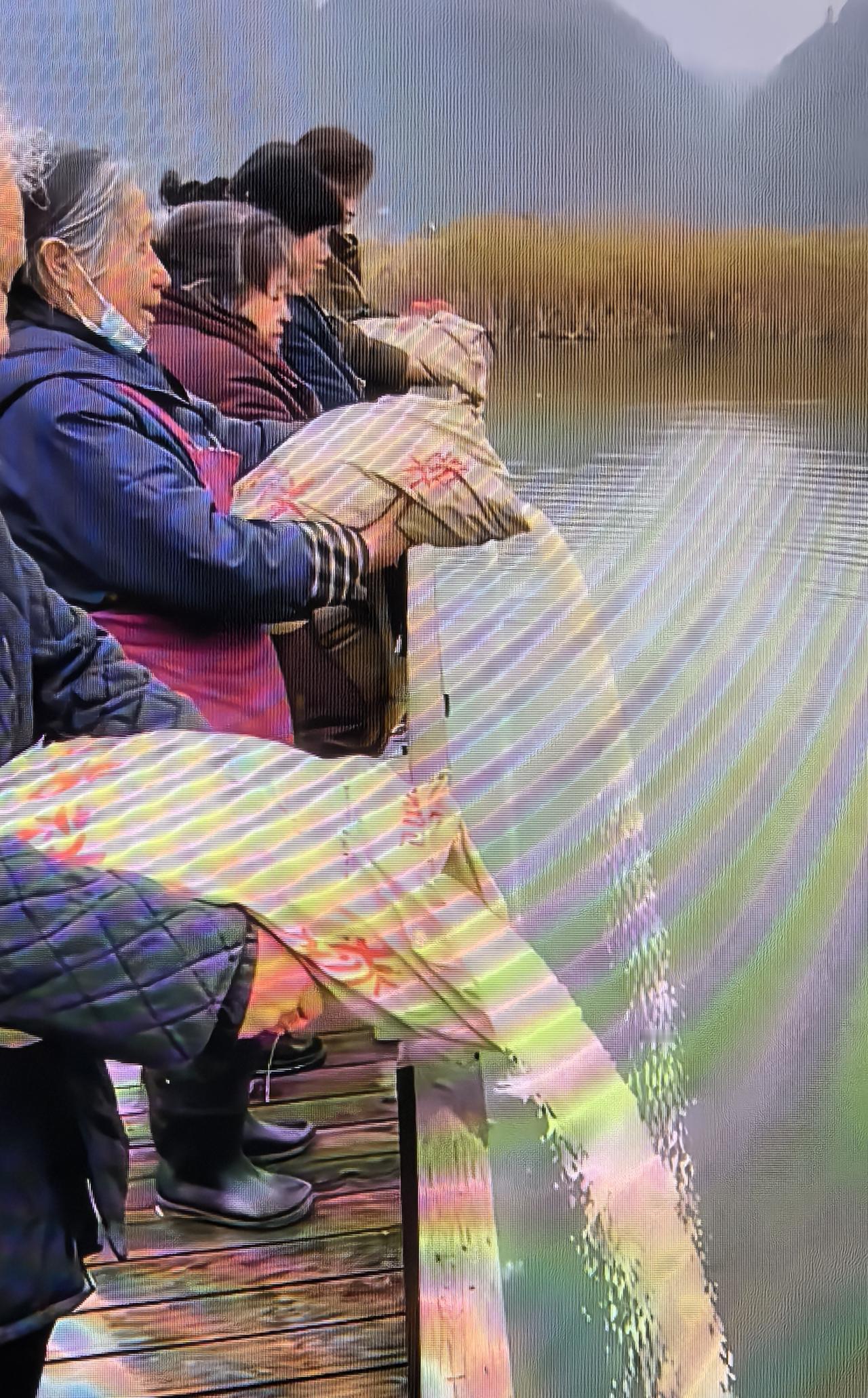 放生大米？为啥？活物才叫放生，只听说过有人放生鱼、乌龟等，头一回听说放生大米的。