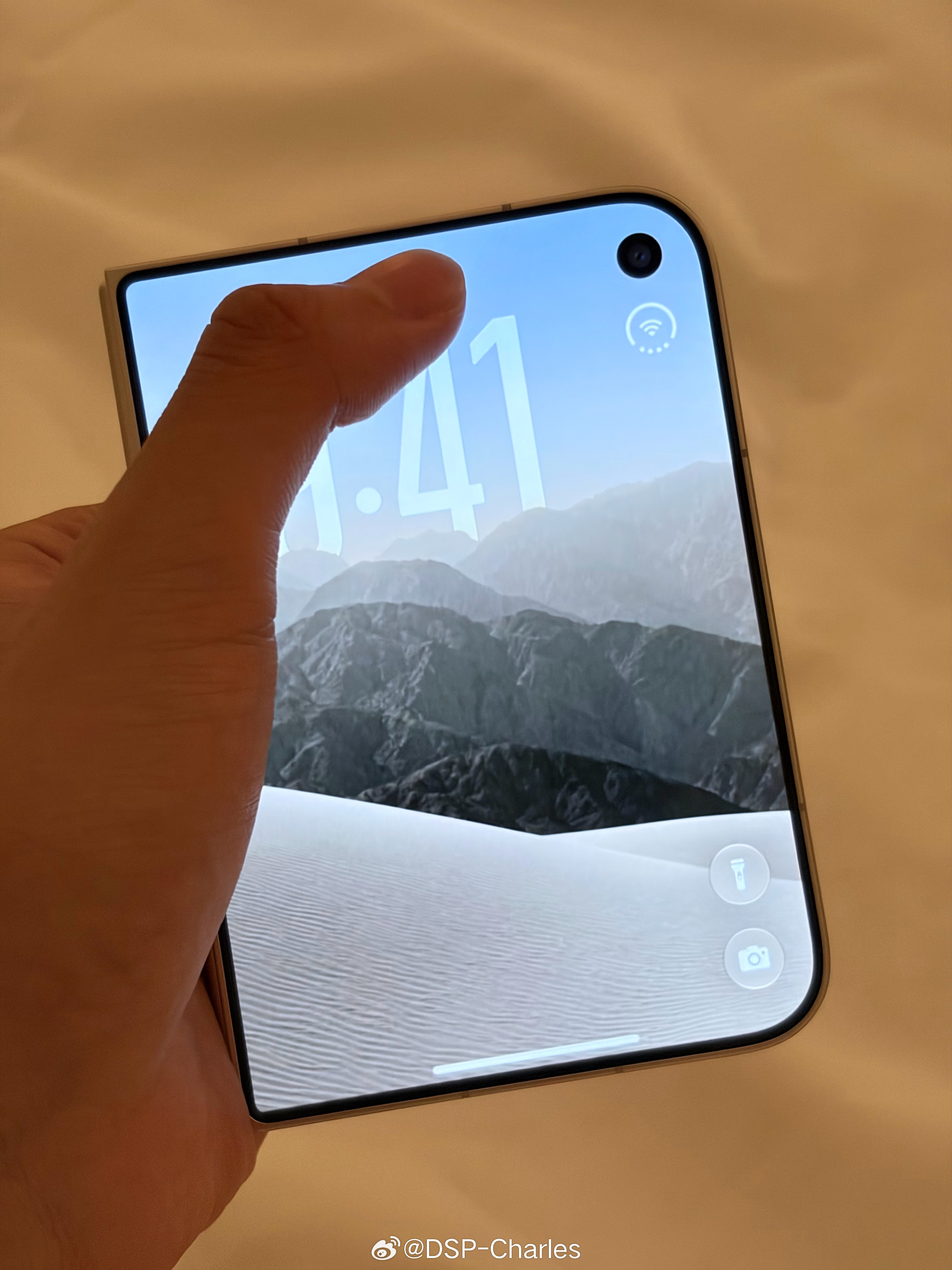 不就是iPhone Duo么，分分钟用上。现在有苹果给D型外屏辩经，一切都好说了