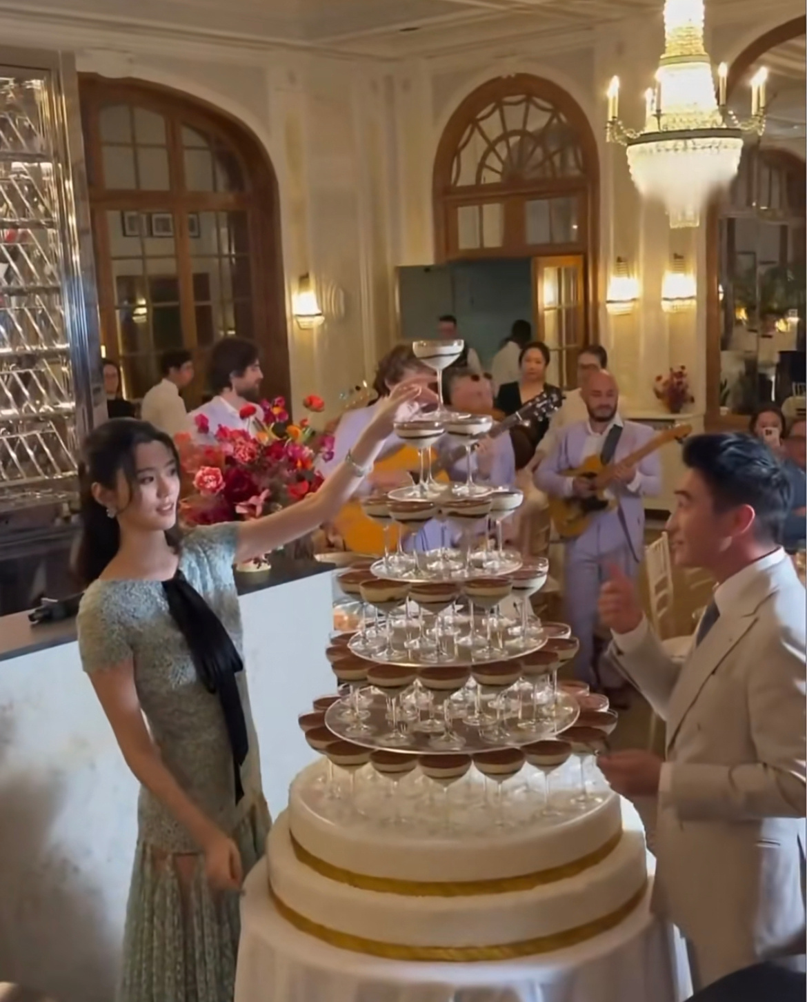 何猷君奚梦瑶婚礼欢迎晚宴不得不感叹一下果然是超模的身高，娃都长到腰线了