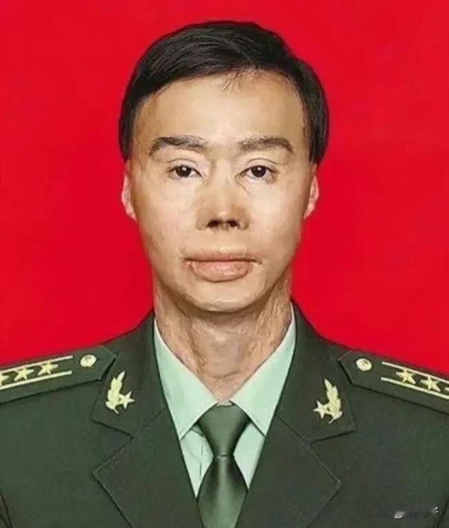 请记住他！
他就是梁强，为拯救了车祸中的27名乘客，他义无反顾的冲入火海。
乘客