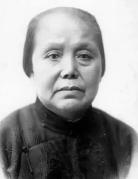 1915年，孙中山向发妻卢慕贞提出离 婚。48岁的卢慕贞不哭不闹，只回复了一个字