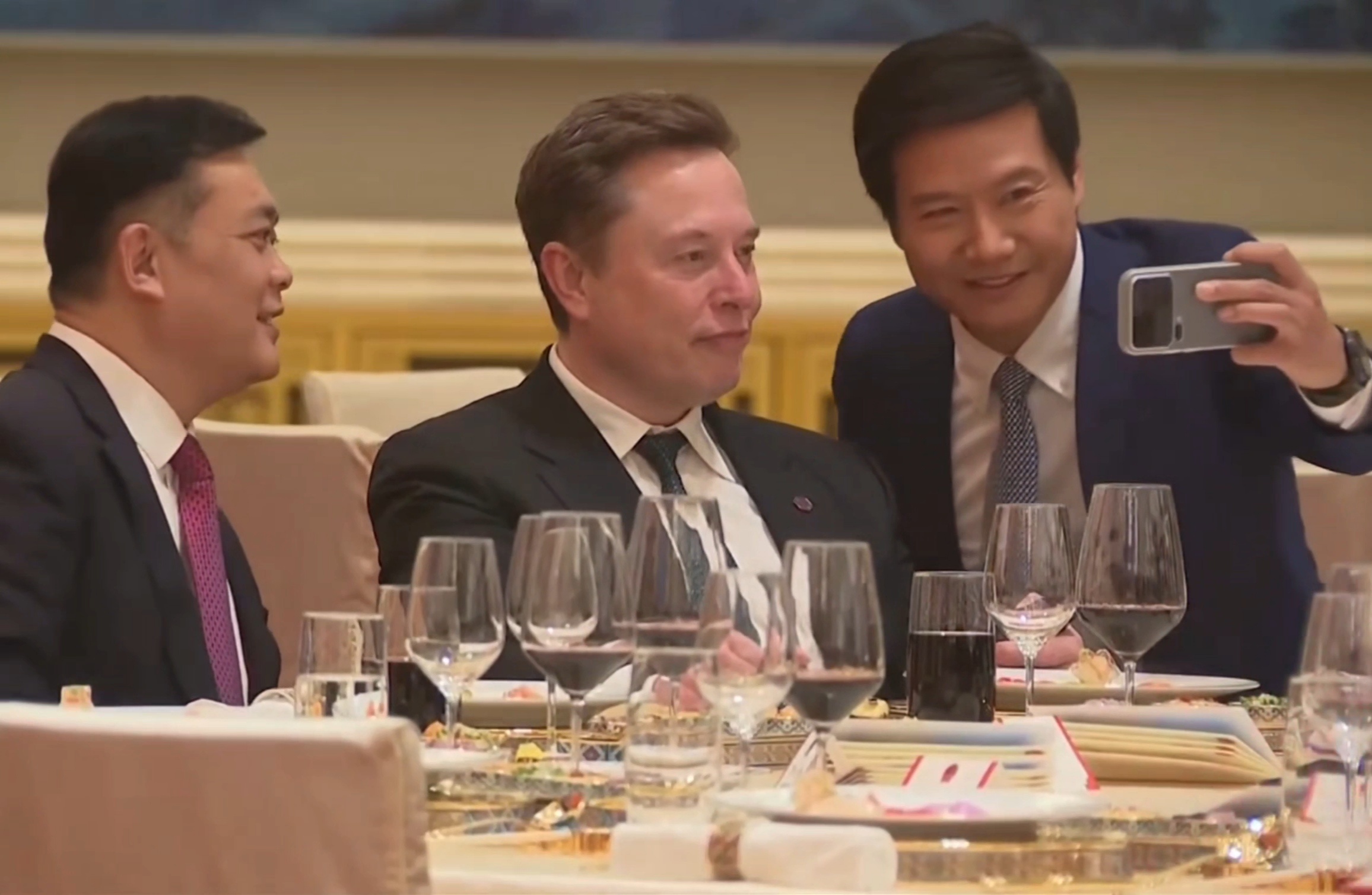 特朗普抵达欢迎宴会现场雷军和马斯克合影
