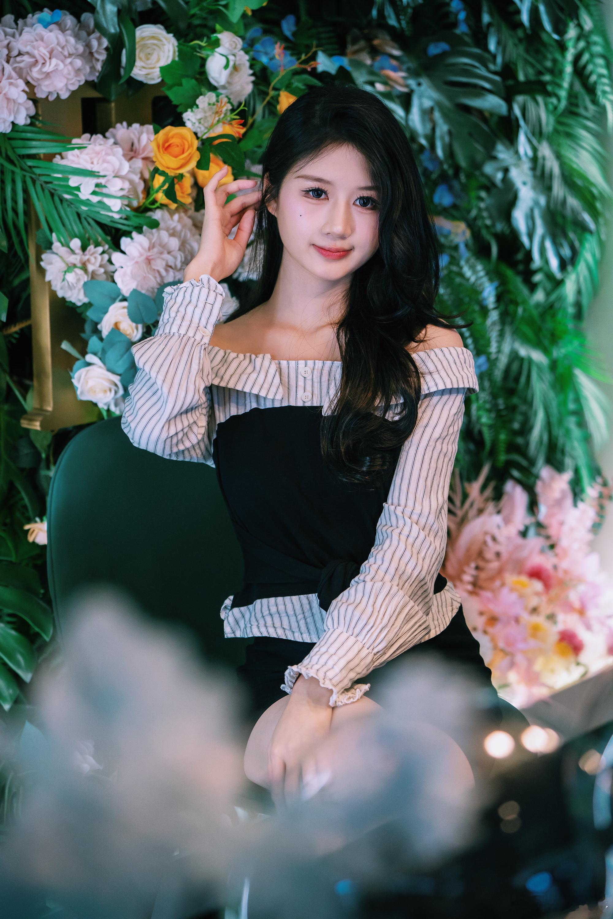 ✨ 森系氛围感碎片被绿植和花包围的午后，暗调的绿衬得皮肤像在发光，塑料球里好像盛