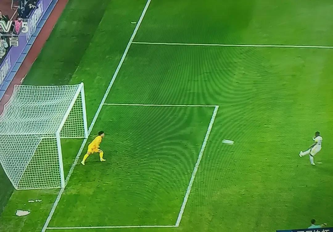 比赛里有段难看又真实的瞬间：王国明把法比奥的点球扑住，刚想拽回面子，视频裁判掏出