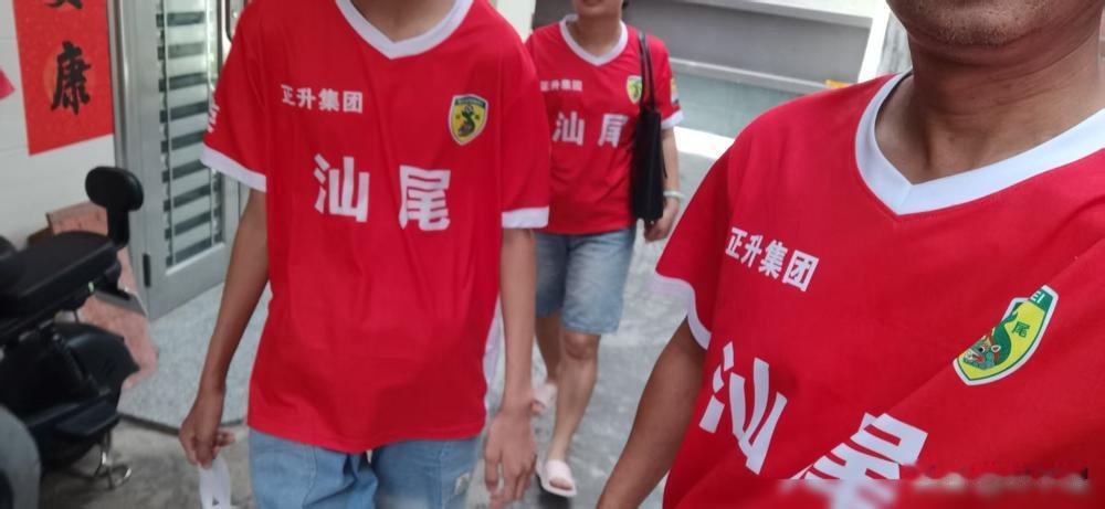 汕尾球迷发了份助威宣言，挺悲壮的。

号召全家老小穿上亲子装，去主场给汕尾队加油