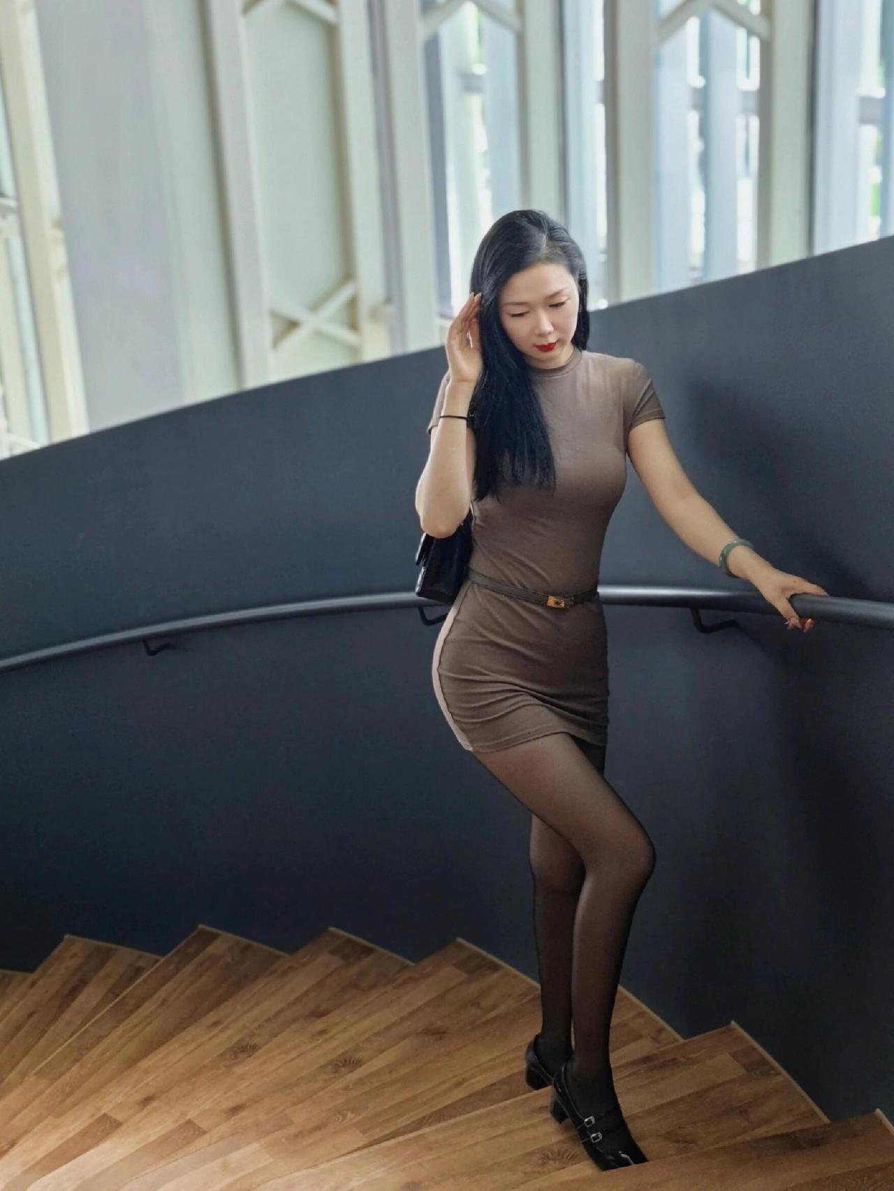 优雅气质，时尚穿搭，自信步伐，都市女性风范。