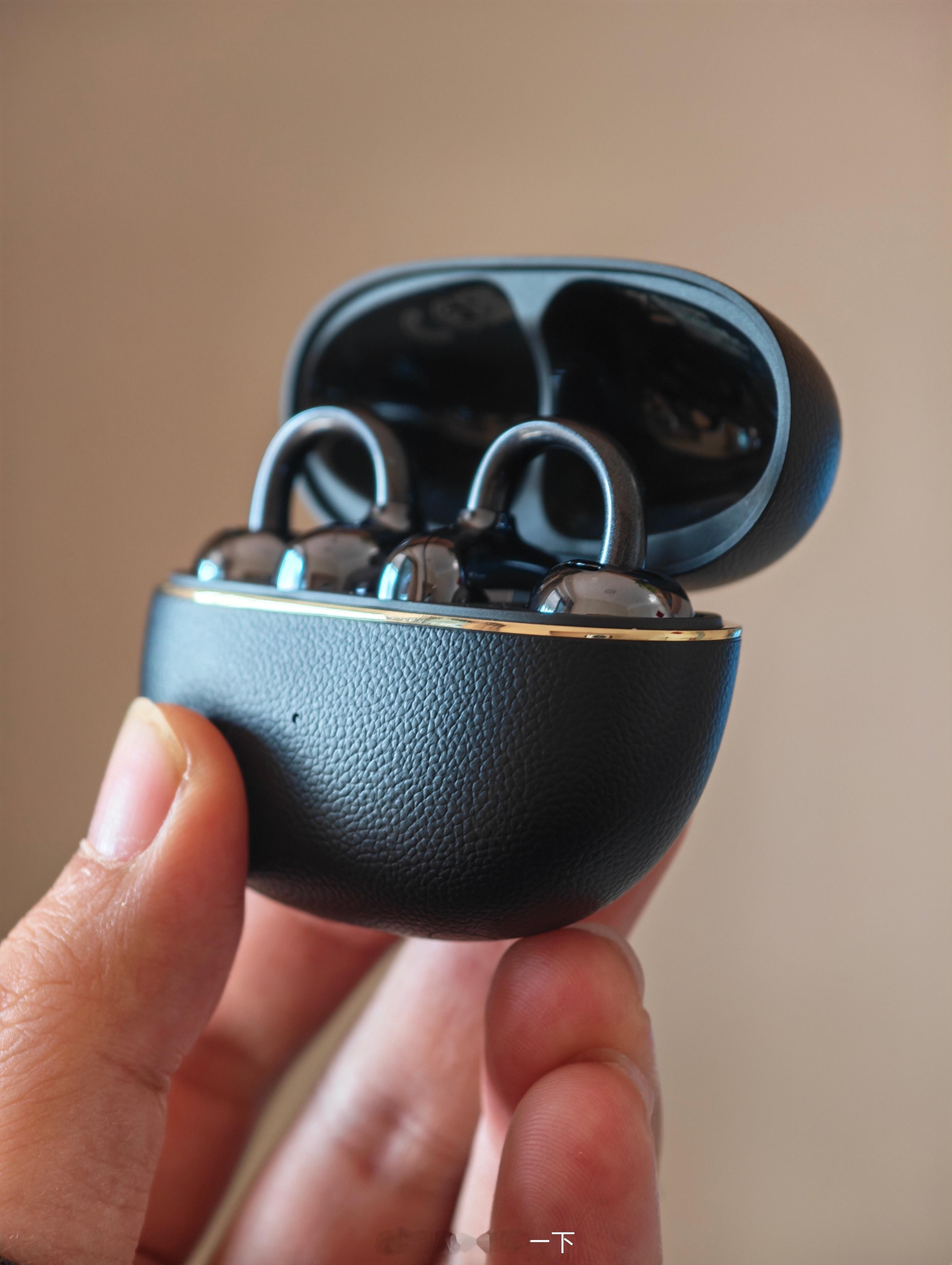 荣耀亲选LCHSE耳夹式耳机2 Pro到了，居然还搞了仿皮的纹理，一下子高级了很